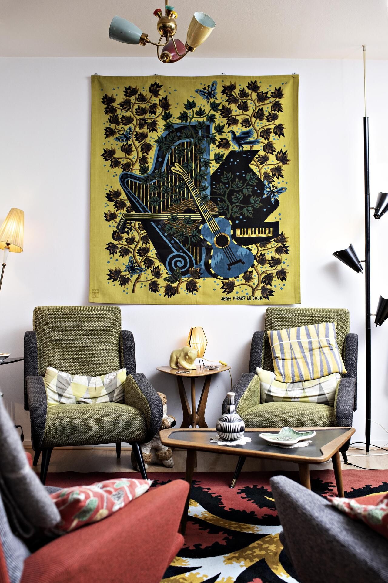 Olohuoneen nojatuolit ovat Belgiasta.