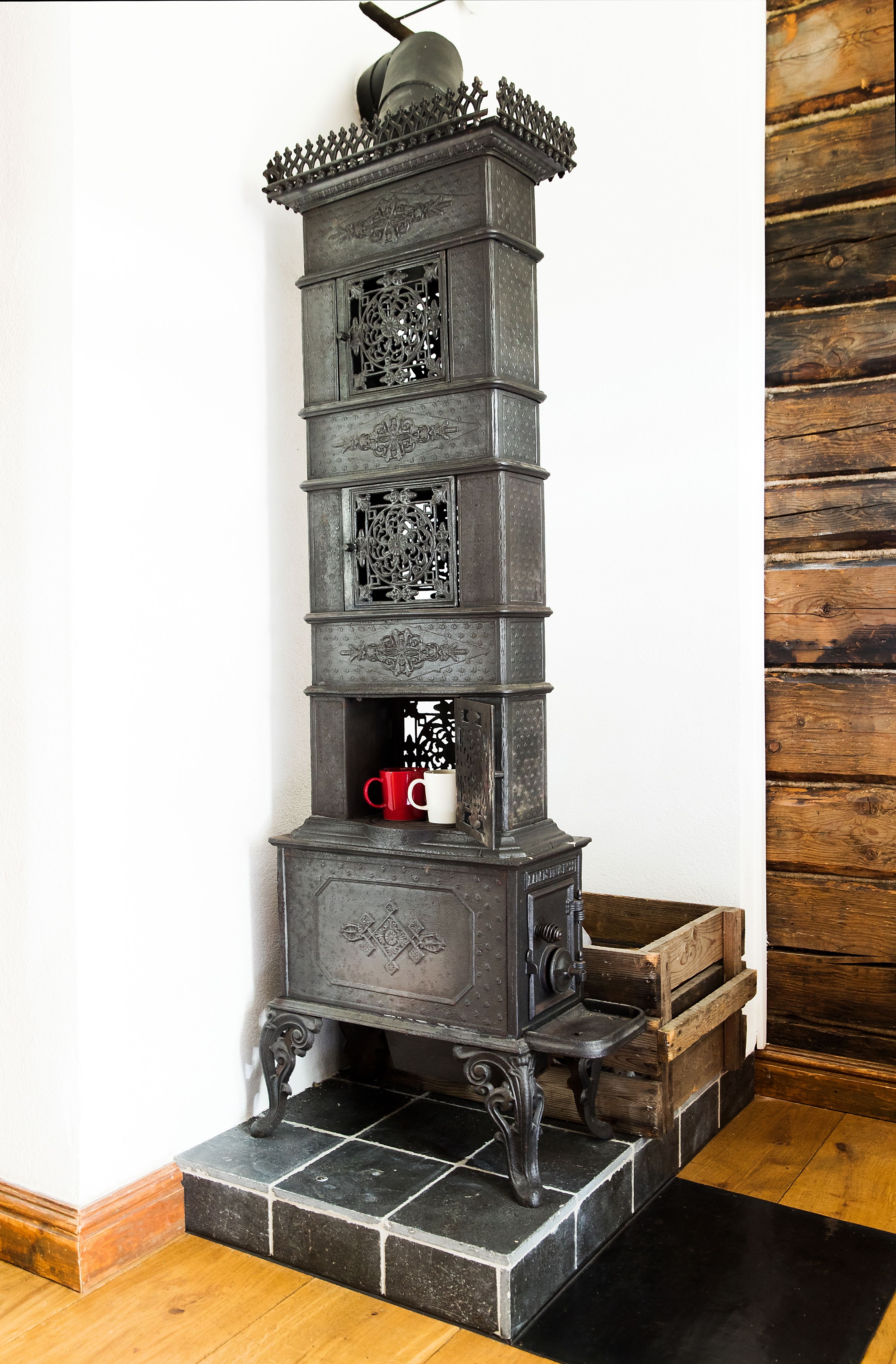 Yläkerran vanhaan tyyliin valetussa kamiinassa voi lämmittää glögit talvi-iltojen iloksi.