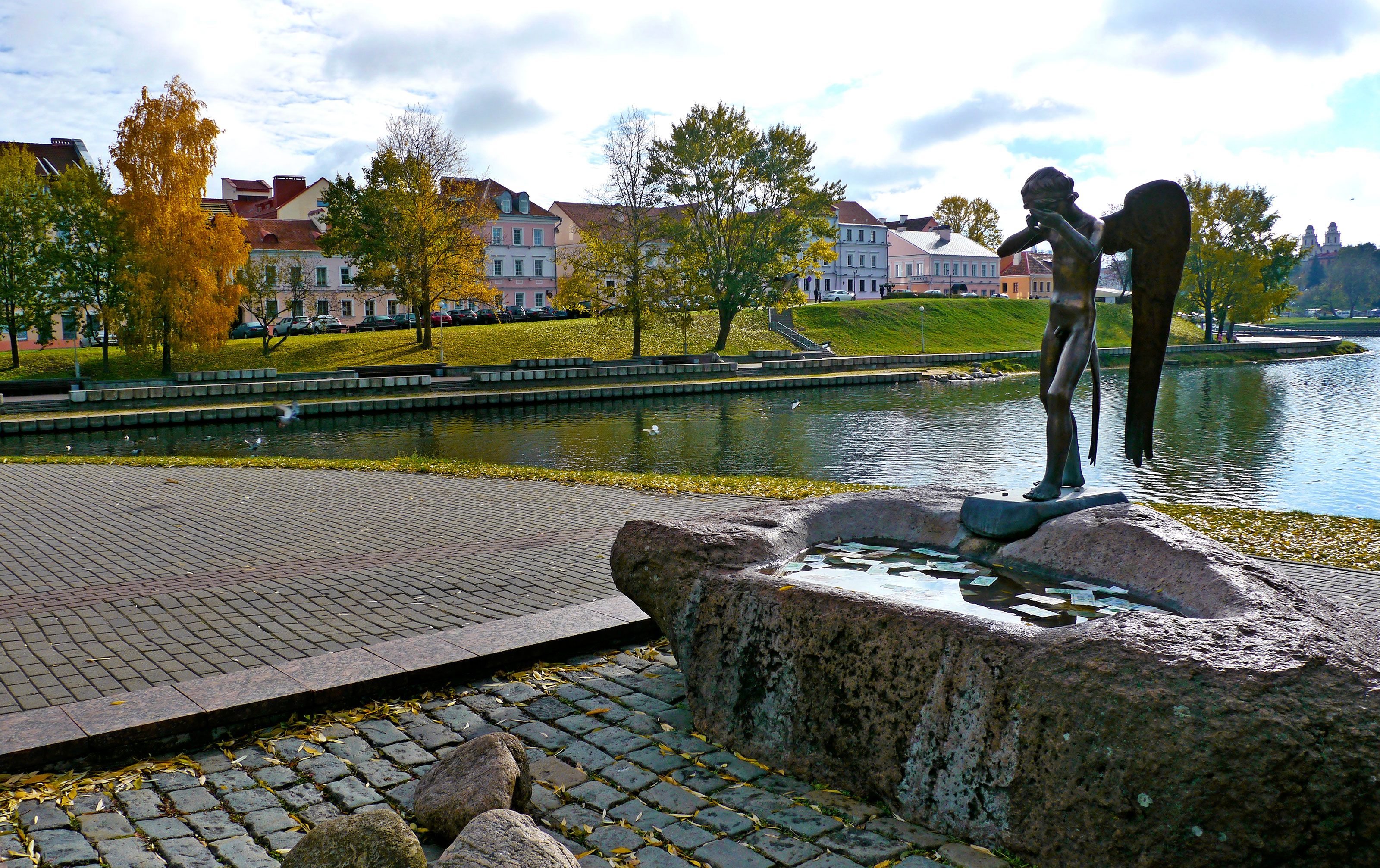 Kyyneltensaaren enkelipatsaalla käy usein vihkipareja.