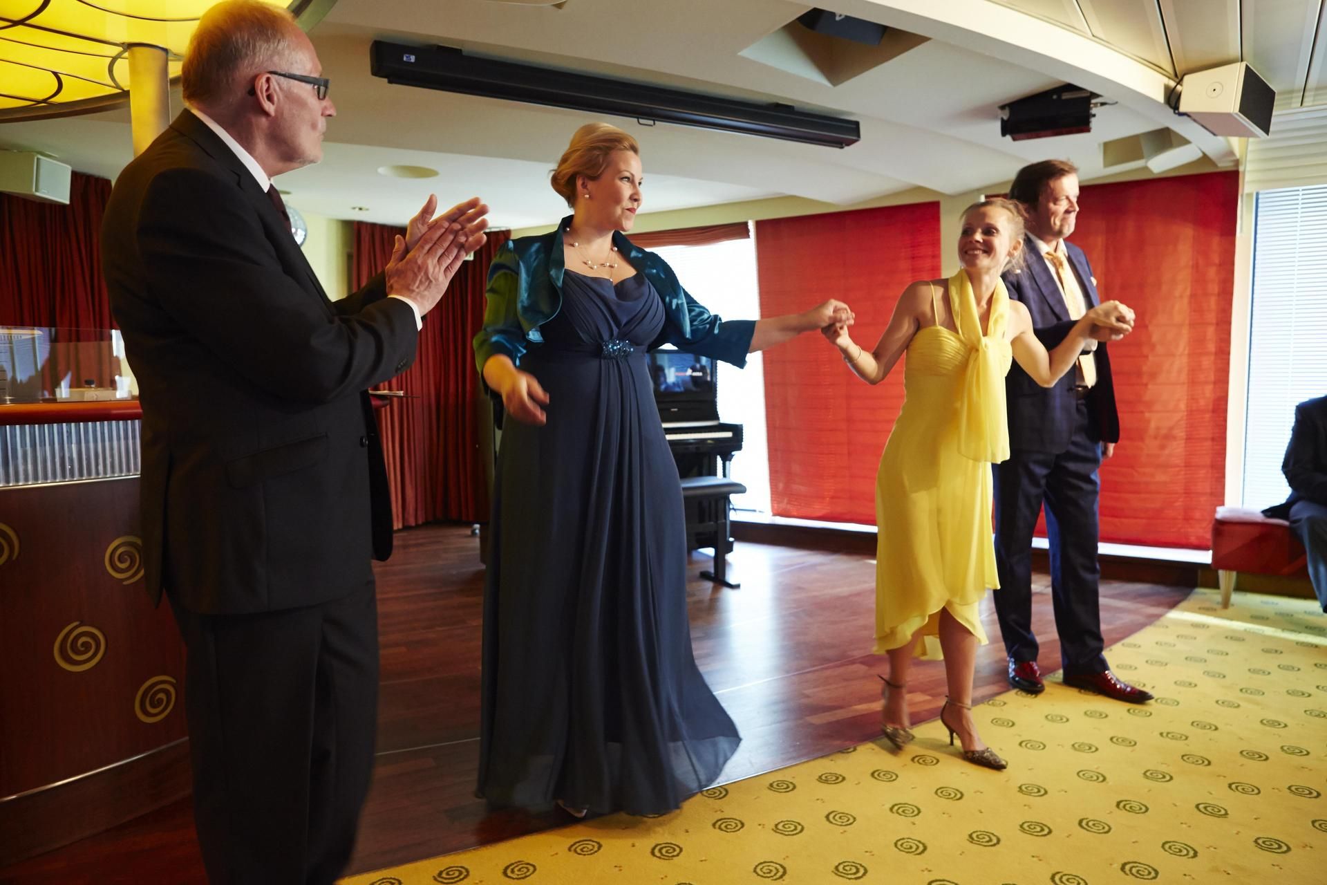 Tiina-Maija Koskela, Maija Anttila ja Jyrki Anttila nostattivat tunnelmaa laivan konsertissa.