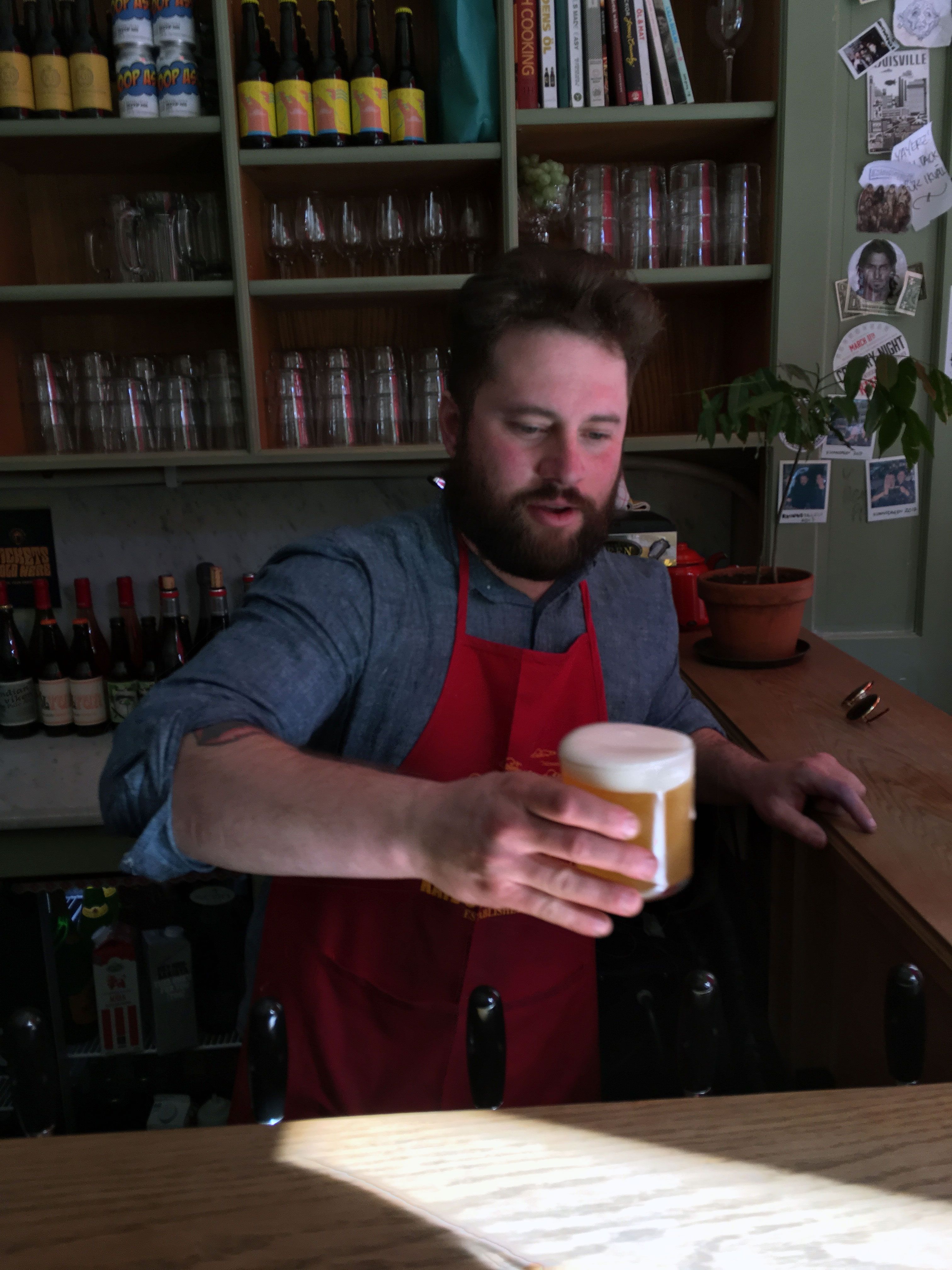 Katarina Ölkafen ruokalista on kuin New Yorkista. Pienten oluiden tilaaminen auttaa jaksamaan koko olutkävelyn. 