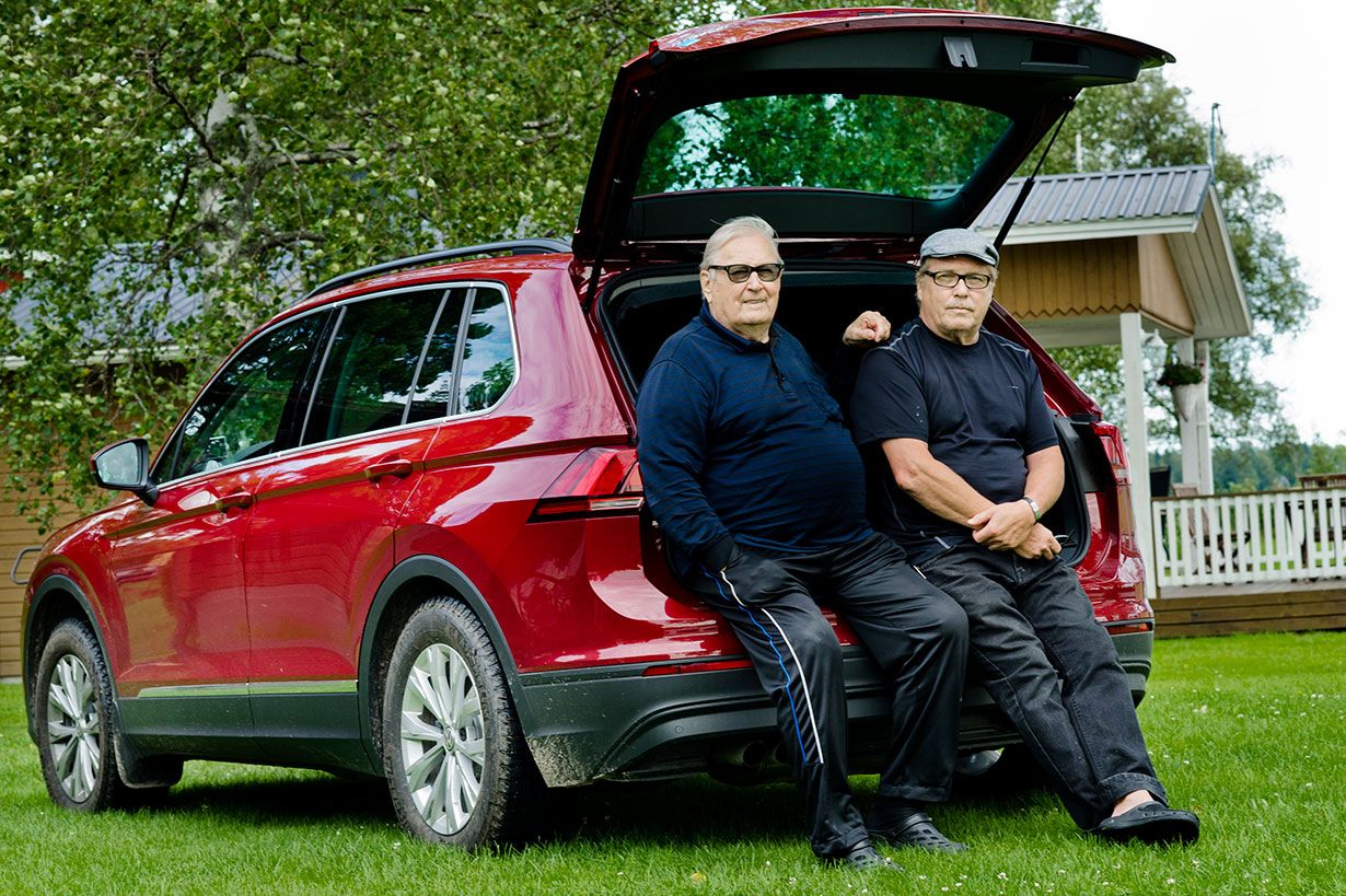 Unto ja hänen 64-vuotias poikansa Jukka Kempas ovat molemmat vielä työelämässä. Jukka ajaa bussia Ekmanin bussifirmassa. Isä ja poika viettävät kesää vierekkäisillä tonteilla Öjanjärven rannalla. 