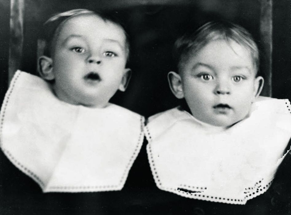 Veljekset Mauno (vas.) ja Paavo Suomen Kuvalehden yhdennäköisyyskisan voitokkaassa otoksessa reilun vuoden ikäisinä. Kuva on julkaistu joululehdessä 1930.