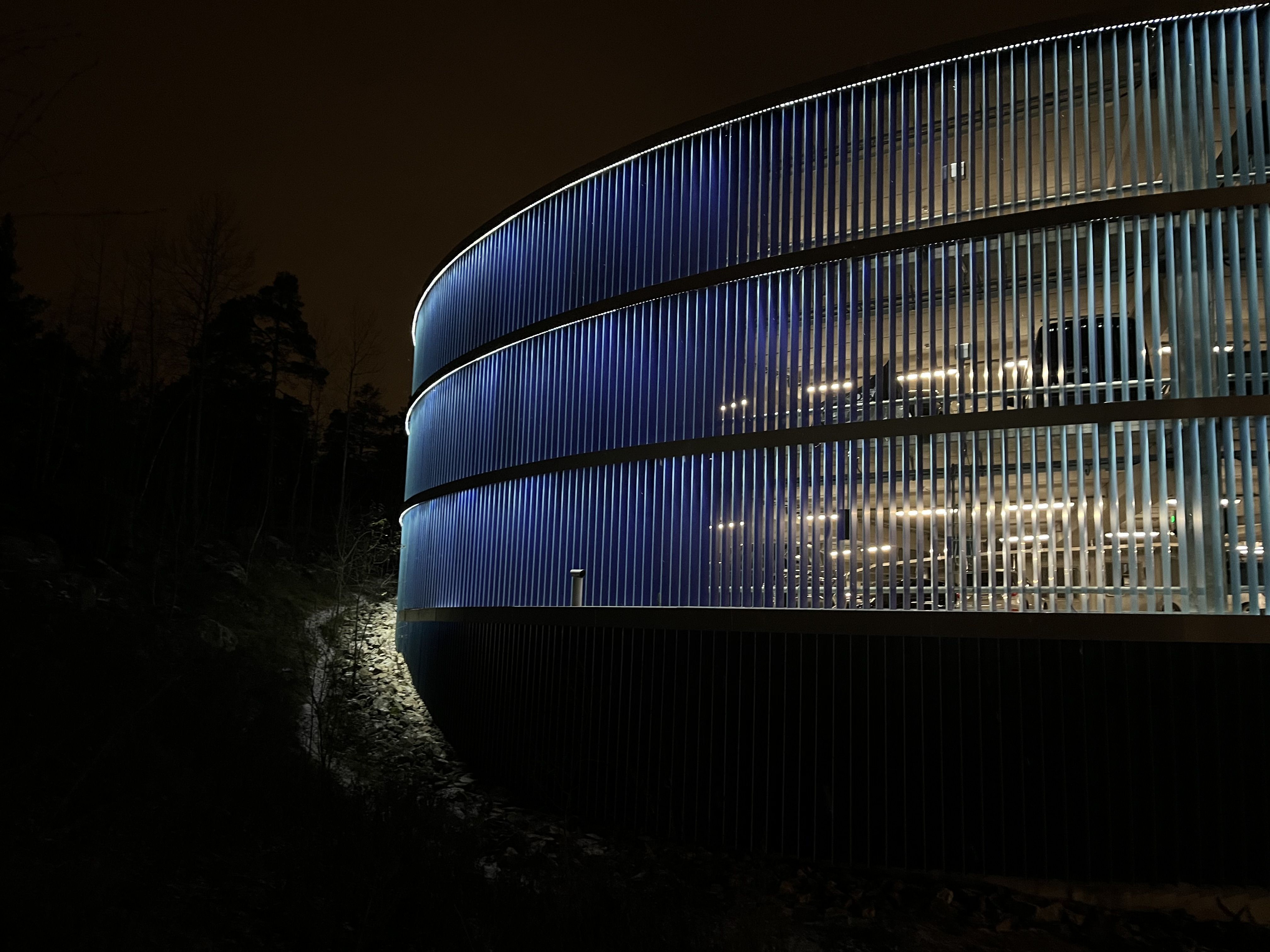 Kruunuvuorenrannan parkkitalot hohtavat eri väreissä.