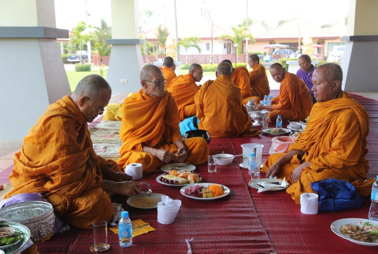 Lähellä asuvat munkit tulivat kotikyläämme ravintolan omistajan syntymäpäiville.