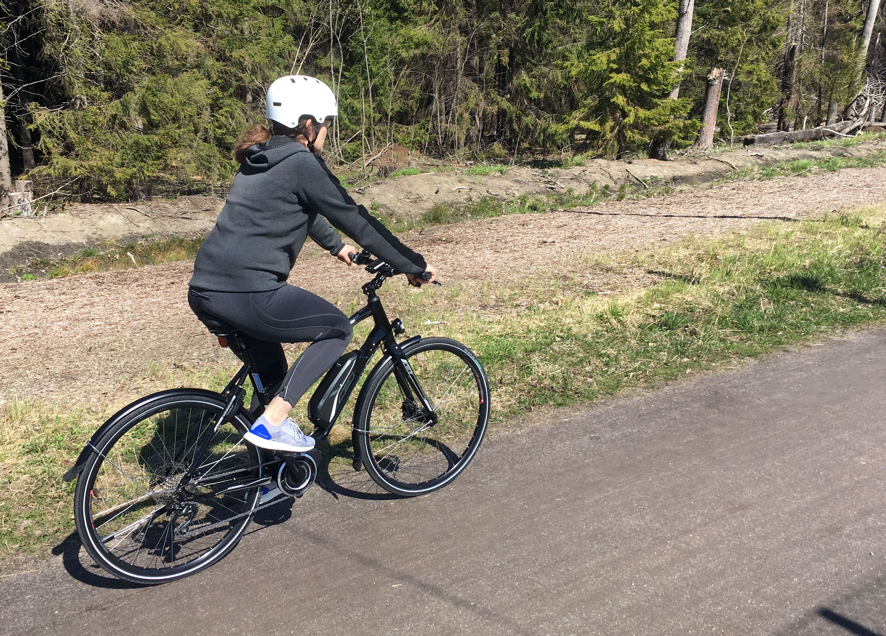Helkamassa, kuten muissakin sähköpyörissä, moottori lakkaa avustamasta polkijaa, kun nopeus ylittää 25 km/h.