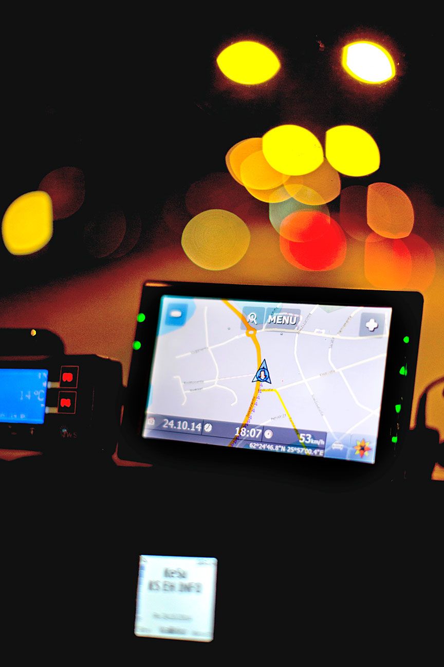 Navigaattori auttaa oikean reitin löytymisessä. Samalla voi ennakoida perille pääsyn ajan.