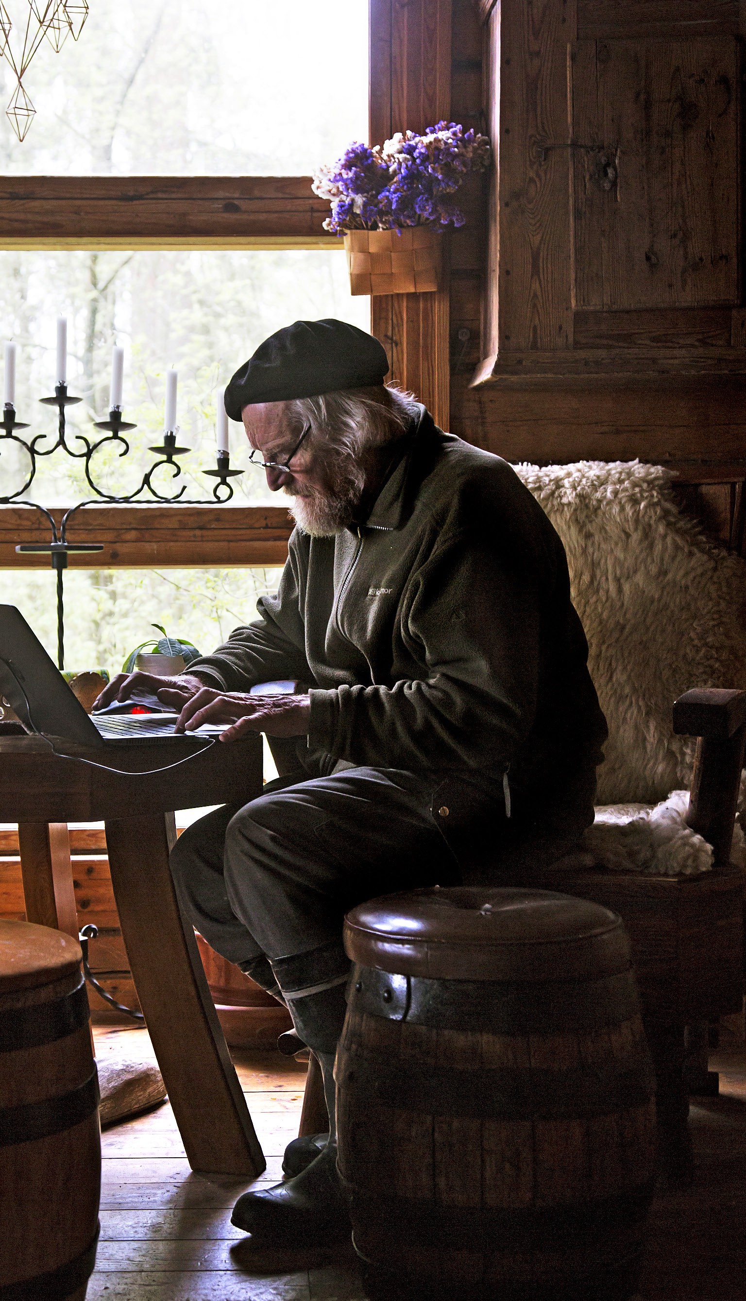Pertti lempipaikallaan. Tuolin lahjoitti hänen äidilleen kenraali Pajari kiitokseksi rintamalla tehdystä kiertueesta.