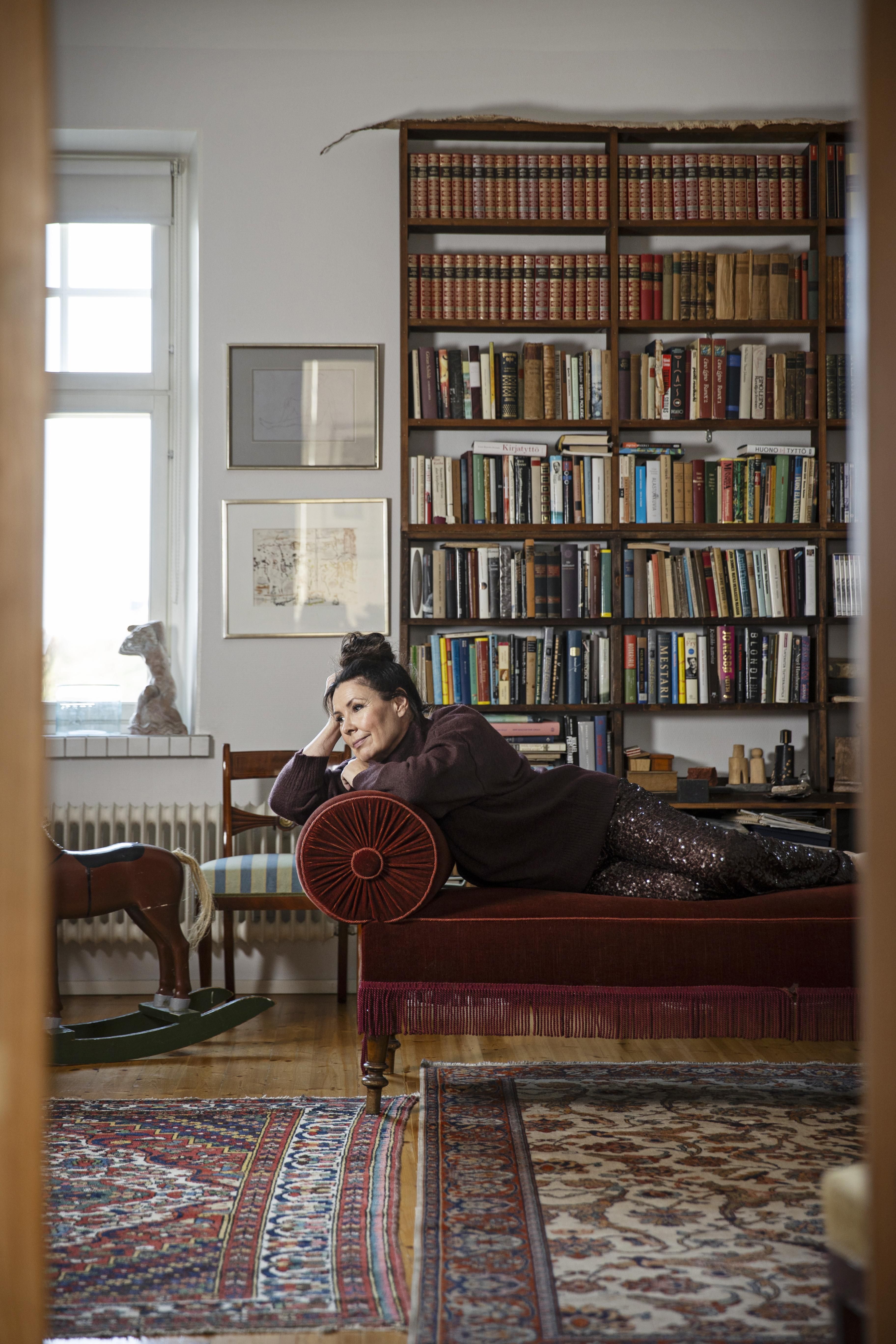 Nuorena Ainon ihanne oli mondeeni maailmannainen. Sellainen, joka selviytyy tyylikkäästi tilanteessa kuin tilanteessa. Joka on kotonaan missä tahansa, ei sekoa sanoissaan eikä sorru pyytelemään anteeksi olemassaoloaan.