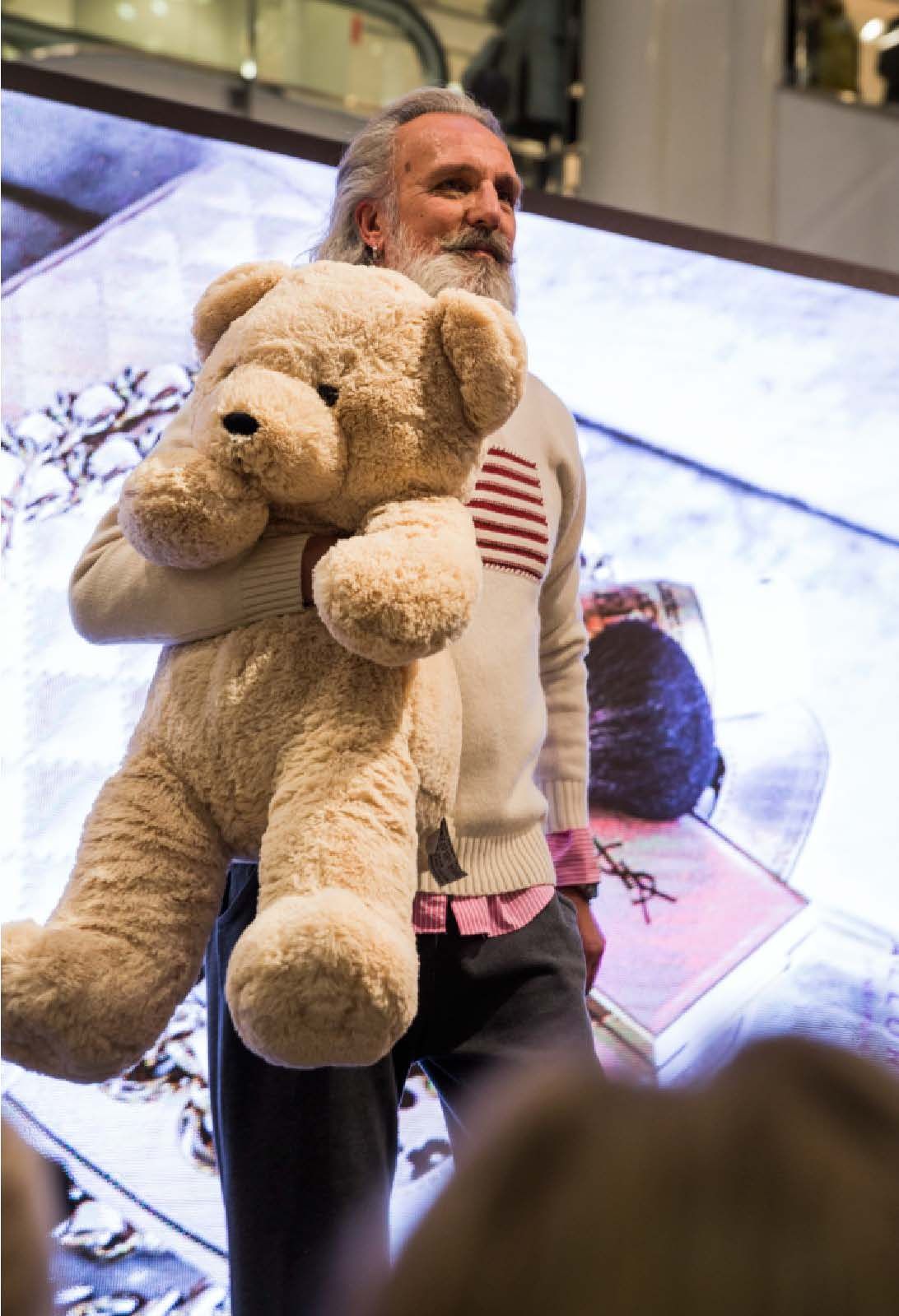 Heikki Maunula Stockmannin näytöslavalla. – Parasta on nuorekas seura.