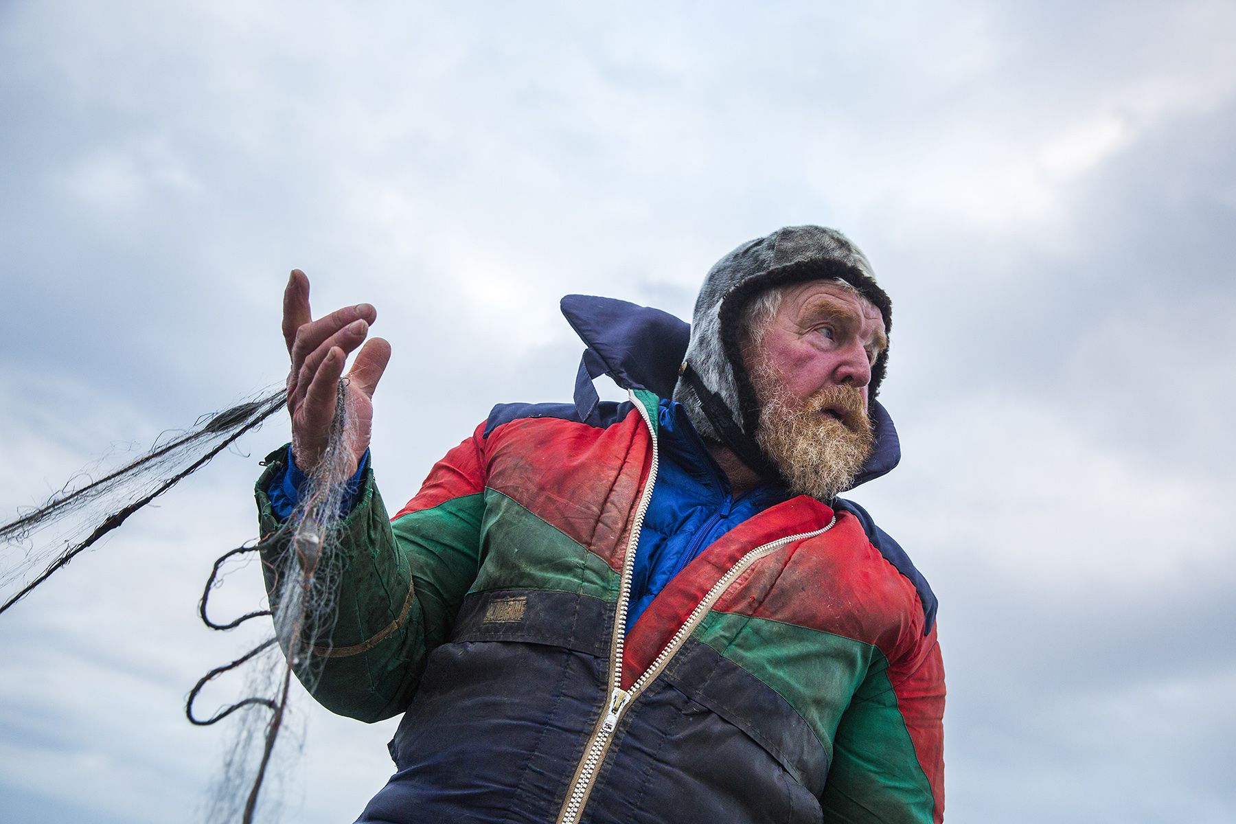 Kalastaja Esa Pirkola tietää nahoissaan, että meri on ankara pomo.