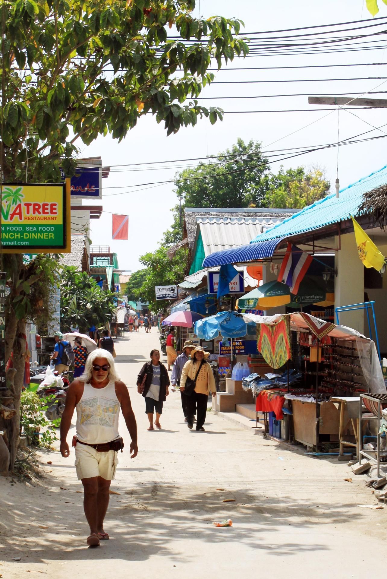 Koh Lipeä halkoo vilkas ostoskatu.