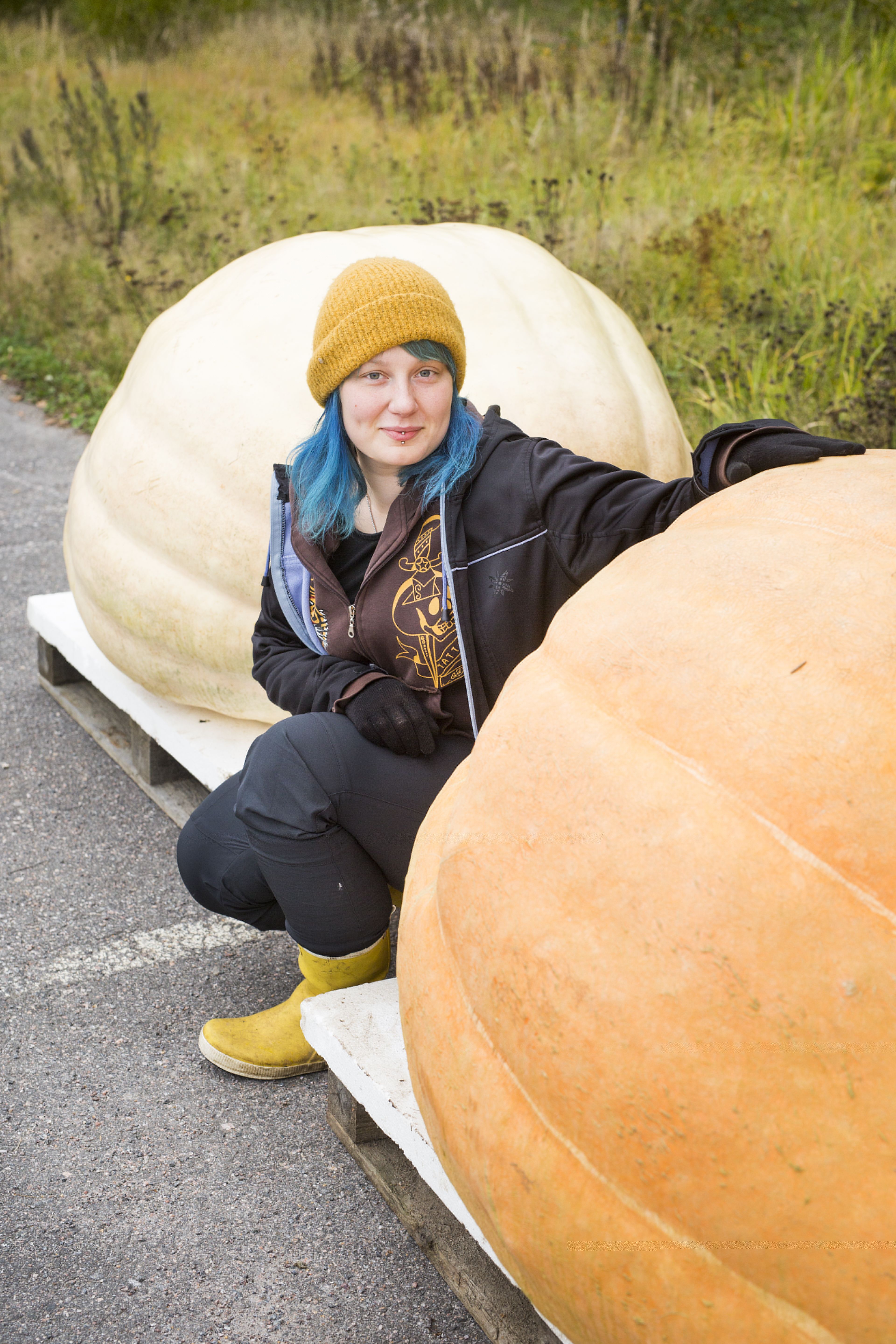 Voittajakurpitsan kasvattanut Nea Rauäng kertoo jääneensä koukkuun harrastukseen.