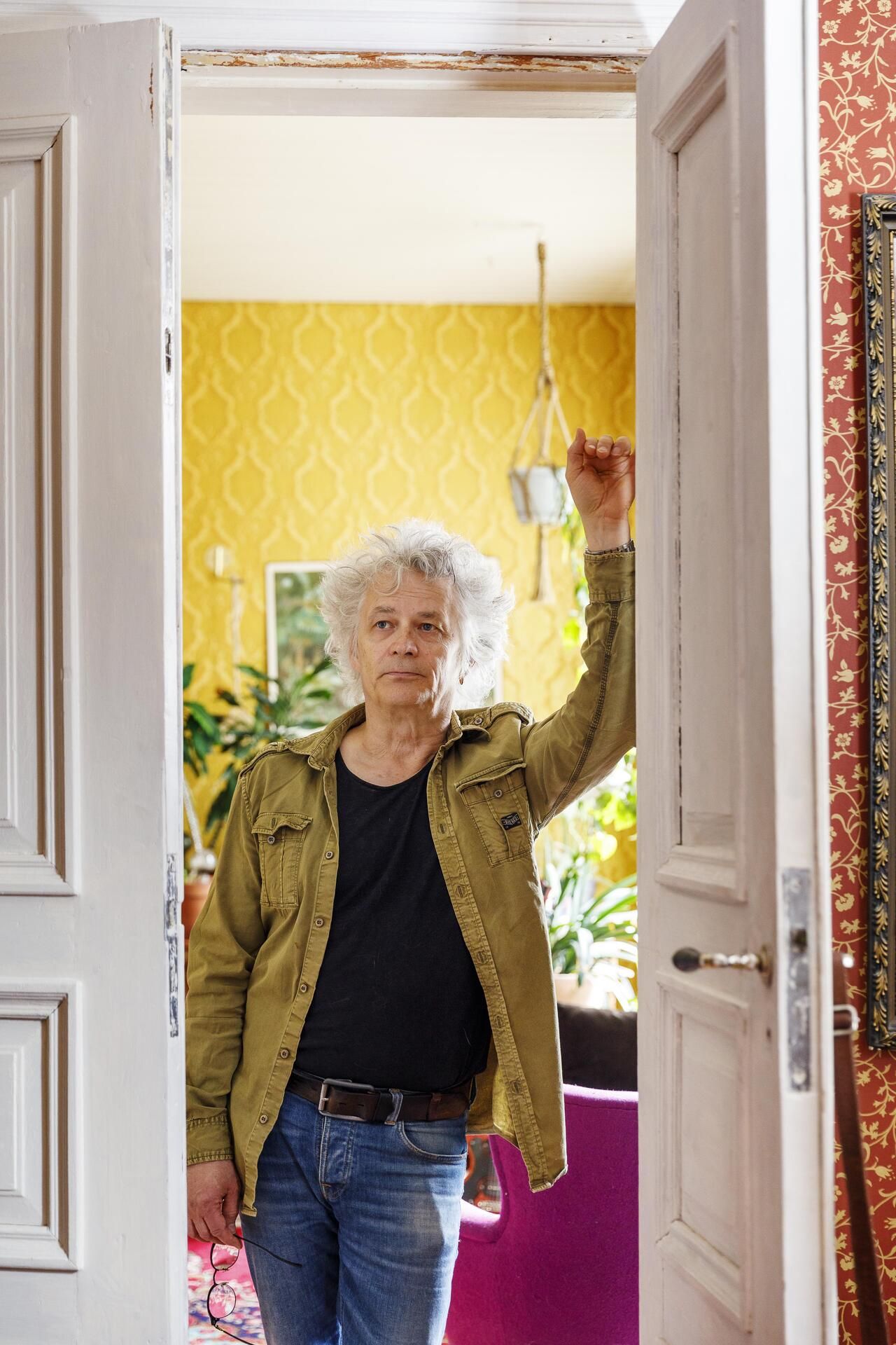 Juha tietää, miltä kuulostaa, kun vanha talo naristaa nurkkiaan. 