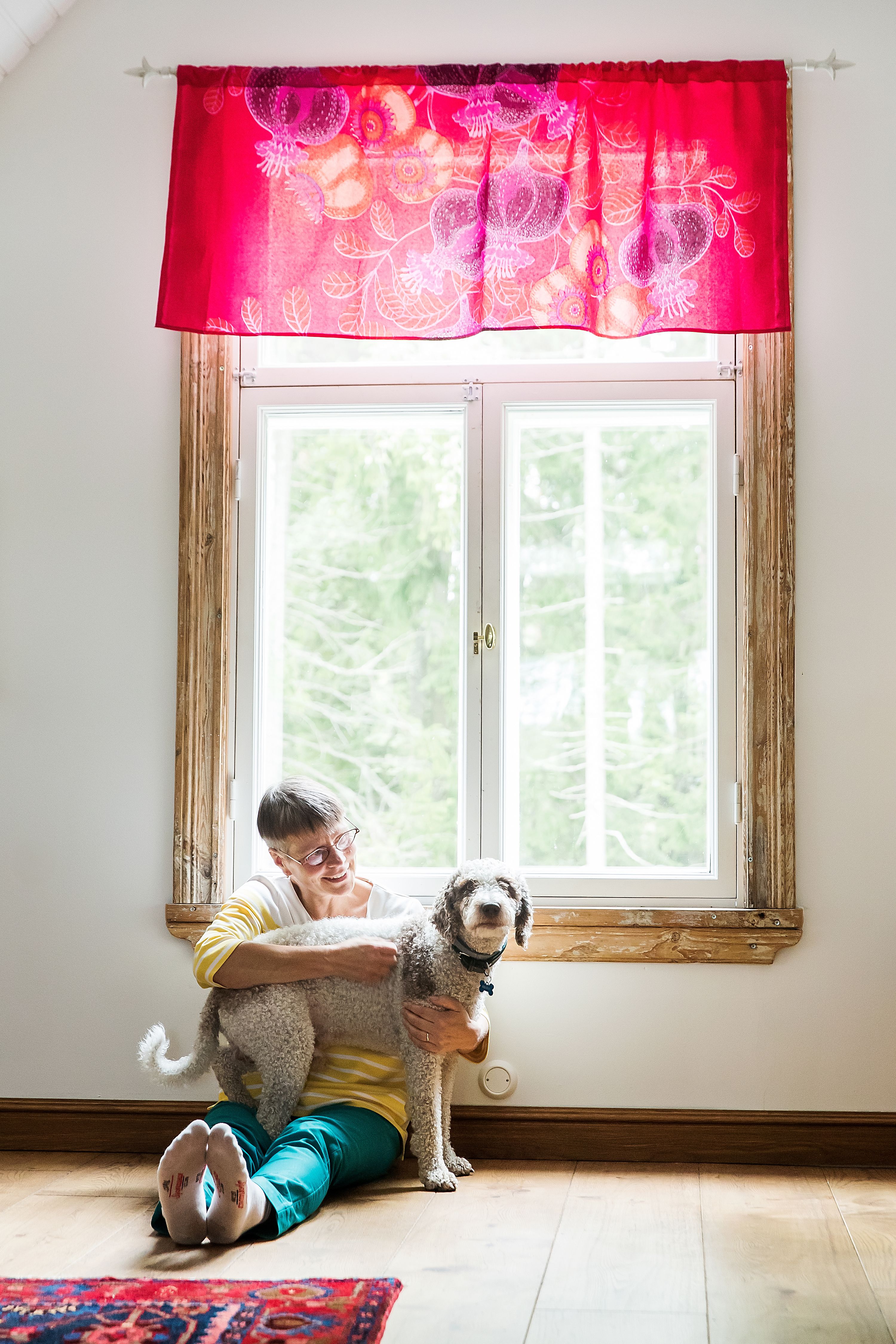 Öljytyt leveät lattialaudat kestävät kulutusta ja koiran kynsiä.