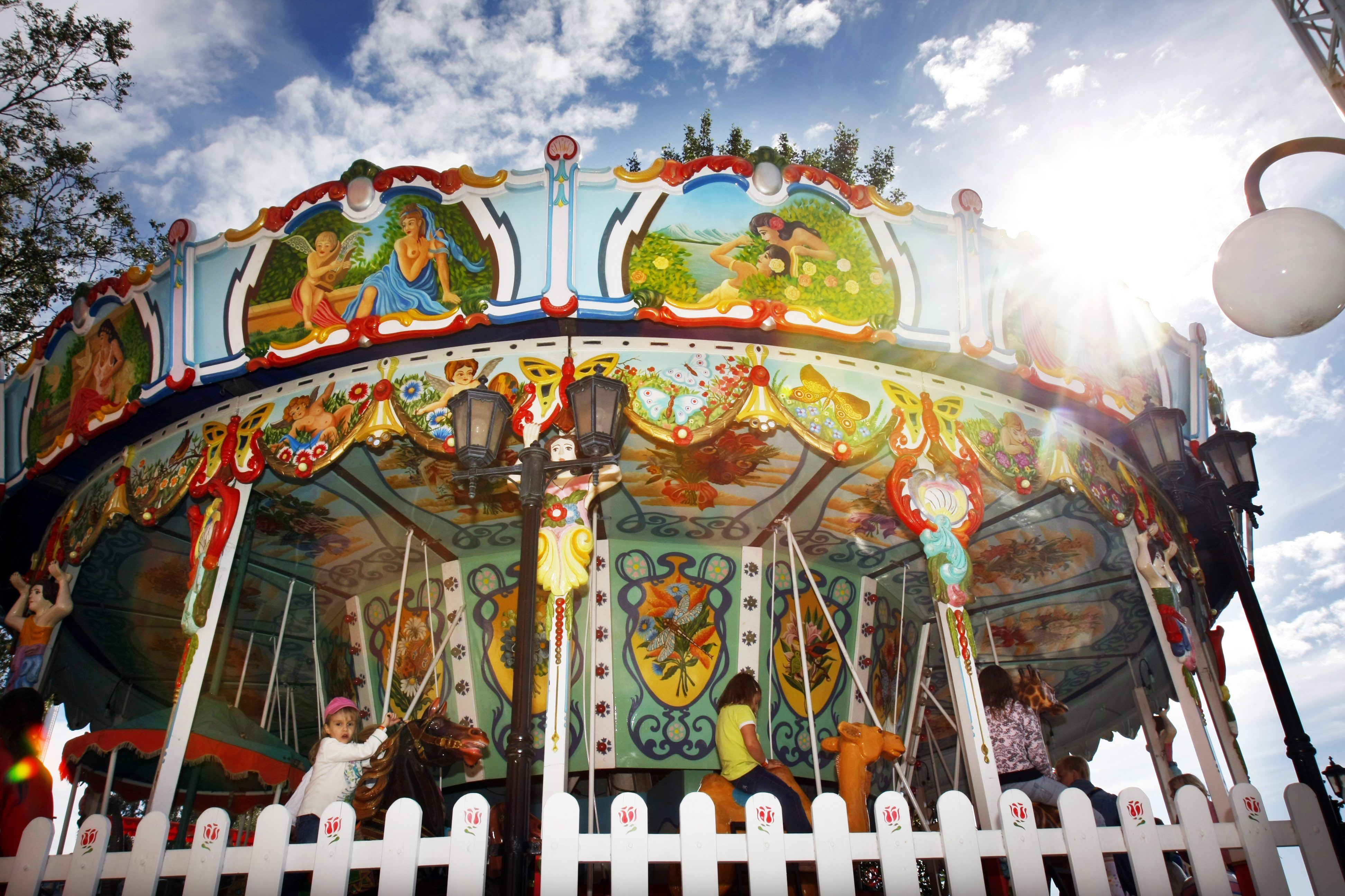 Karusellin kyydissä saa nauttia urkumusiikista. Kuva Eeva Anundi.
