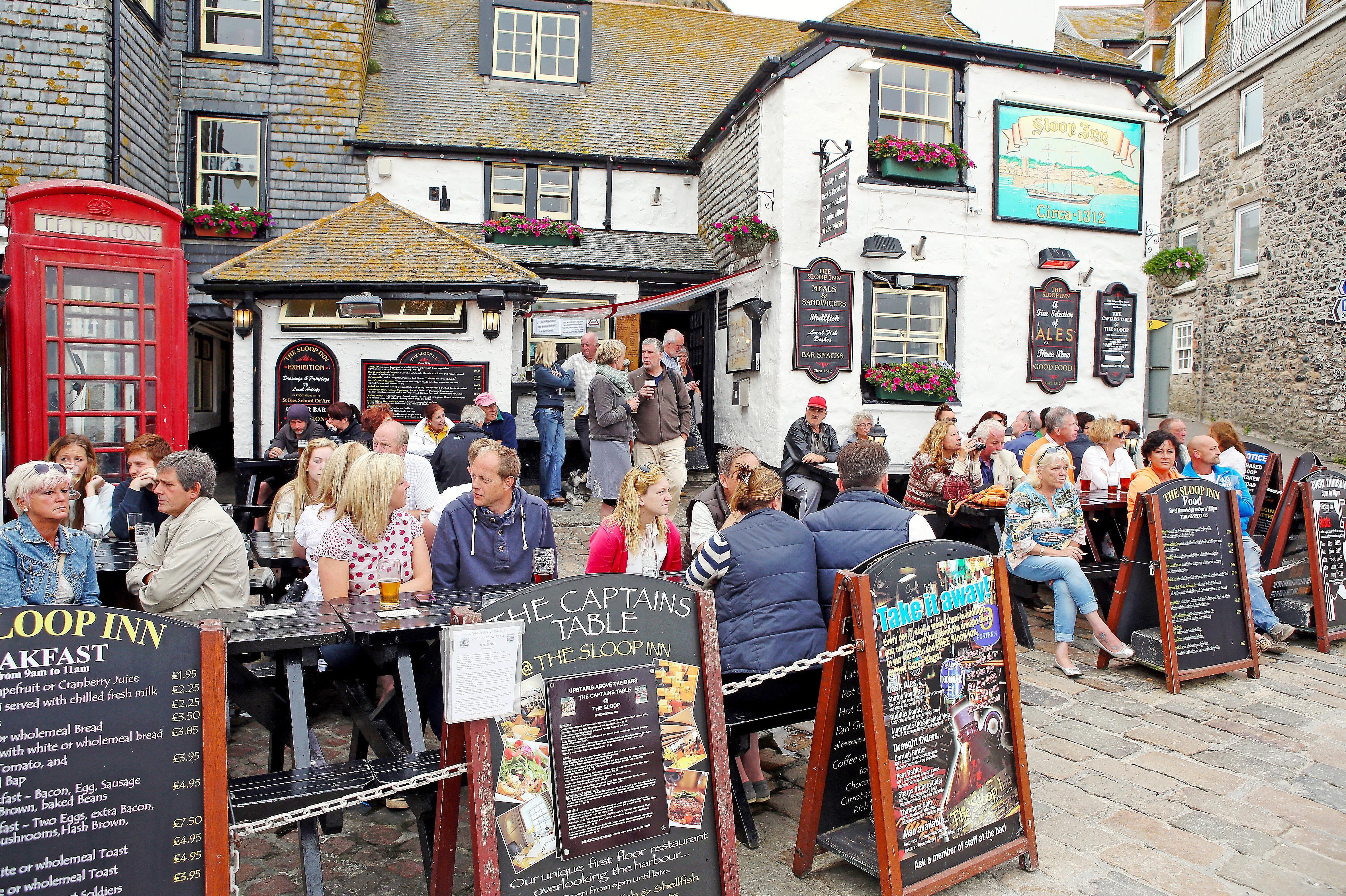 Stoop Innin pubi on St. Ivesin kunnallinen olohuone.