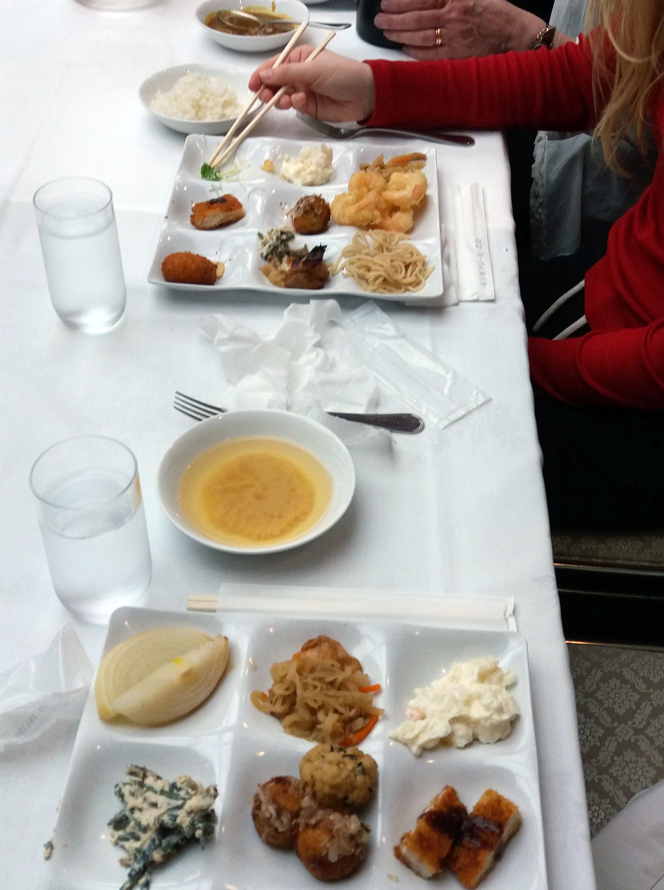 Aterioilla oli tyypillisesti aina monta astiaa, Kerttu kuvailee.