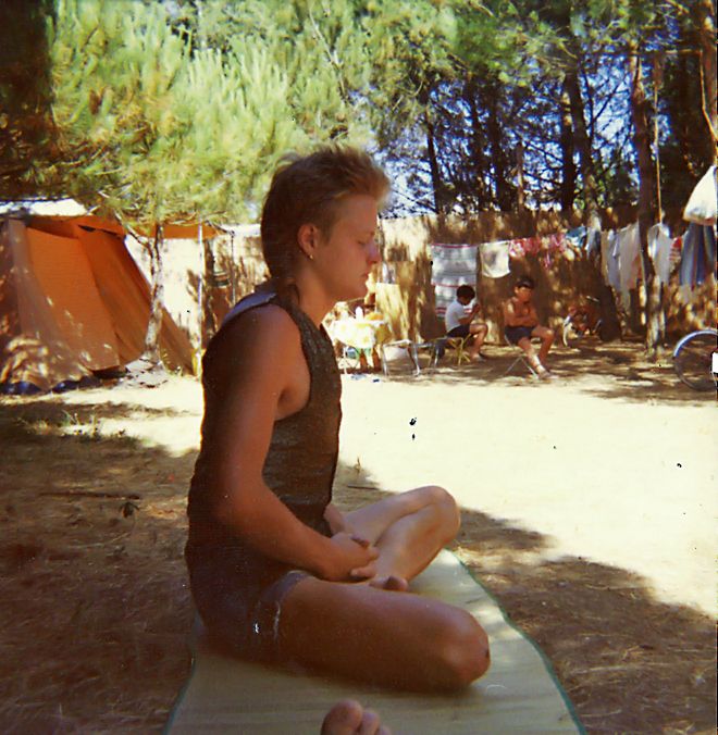 Pelle joogaa interraililla Kreikan Thessalonikissa.