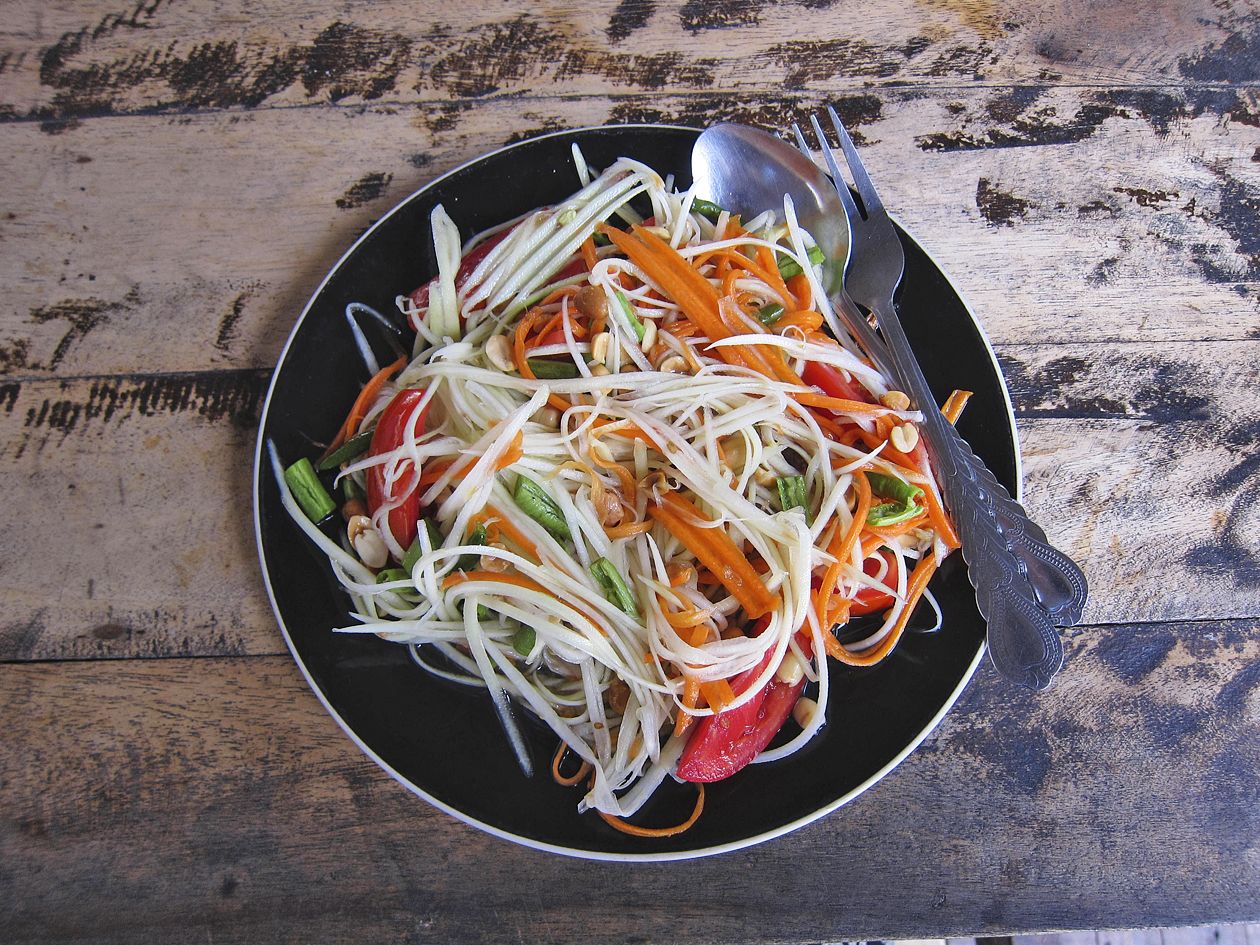 Viattomalta näyttävä papaijasalaatti voi olla tulinen.