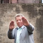 Senioreiden itsepuolustuskurssilla opittu torjunta-asento.