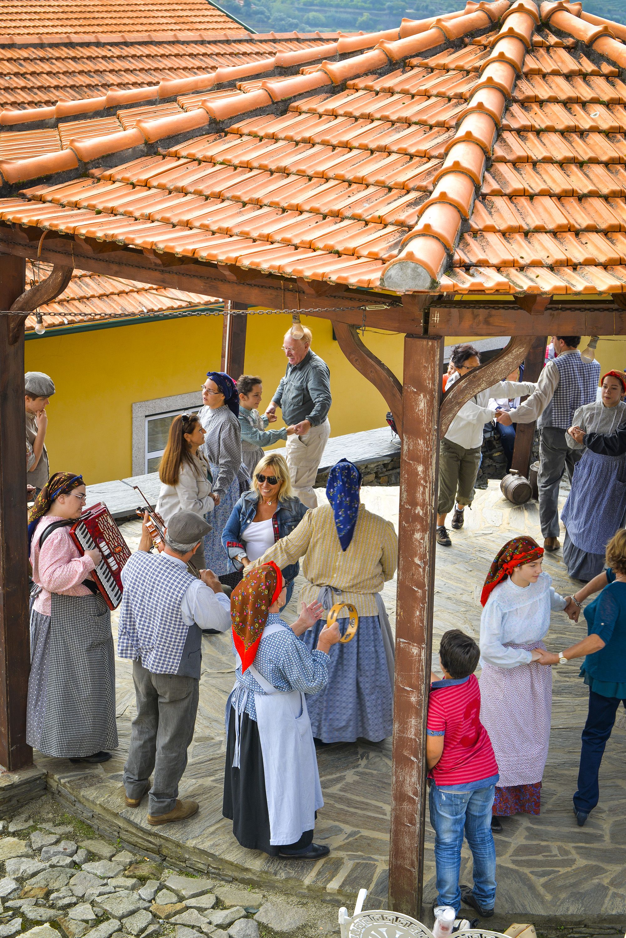 Viininkorjuujuhlassa pelimannit panevat polkaksi. 