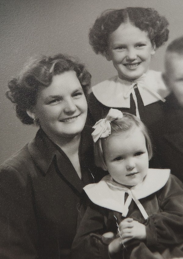 Kerttu-äiti ja tytöt 50–60-lukujen vaihteessa.