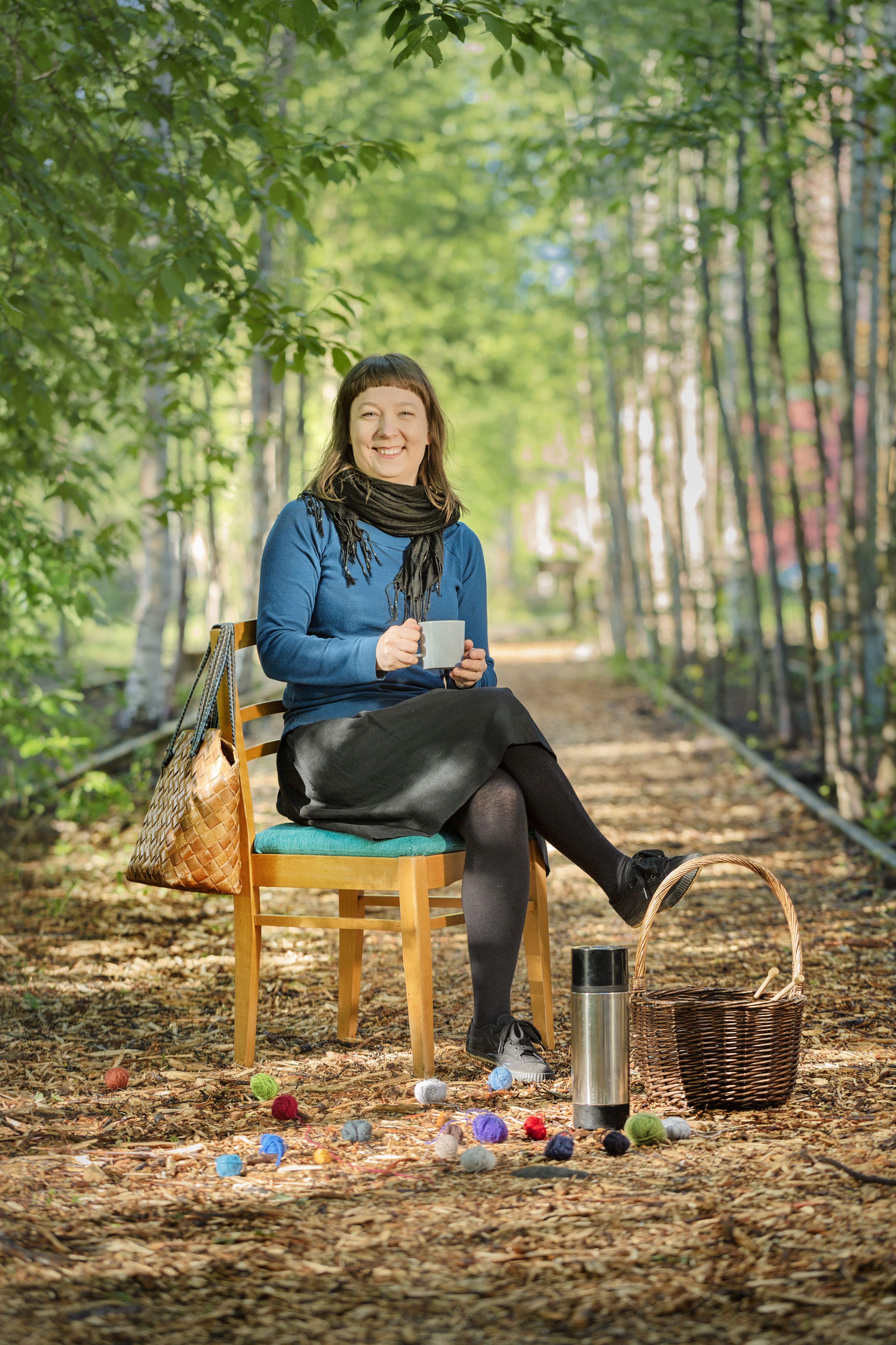 Elina opettaa kansalaisopistossa huonekalujen kunnostusta ja monia muita kädentaitoja. Lankojen värjäys on hänestä hauskaa, mutta himoneuloja Elina ei ole. – Teen vain tarpeeseen.