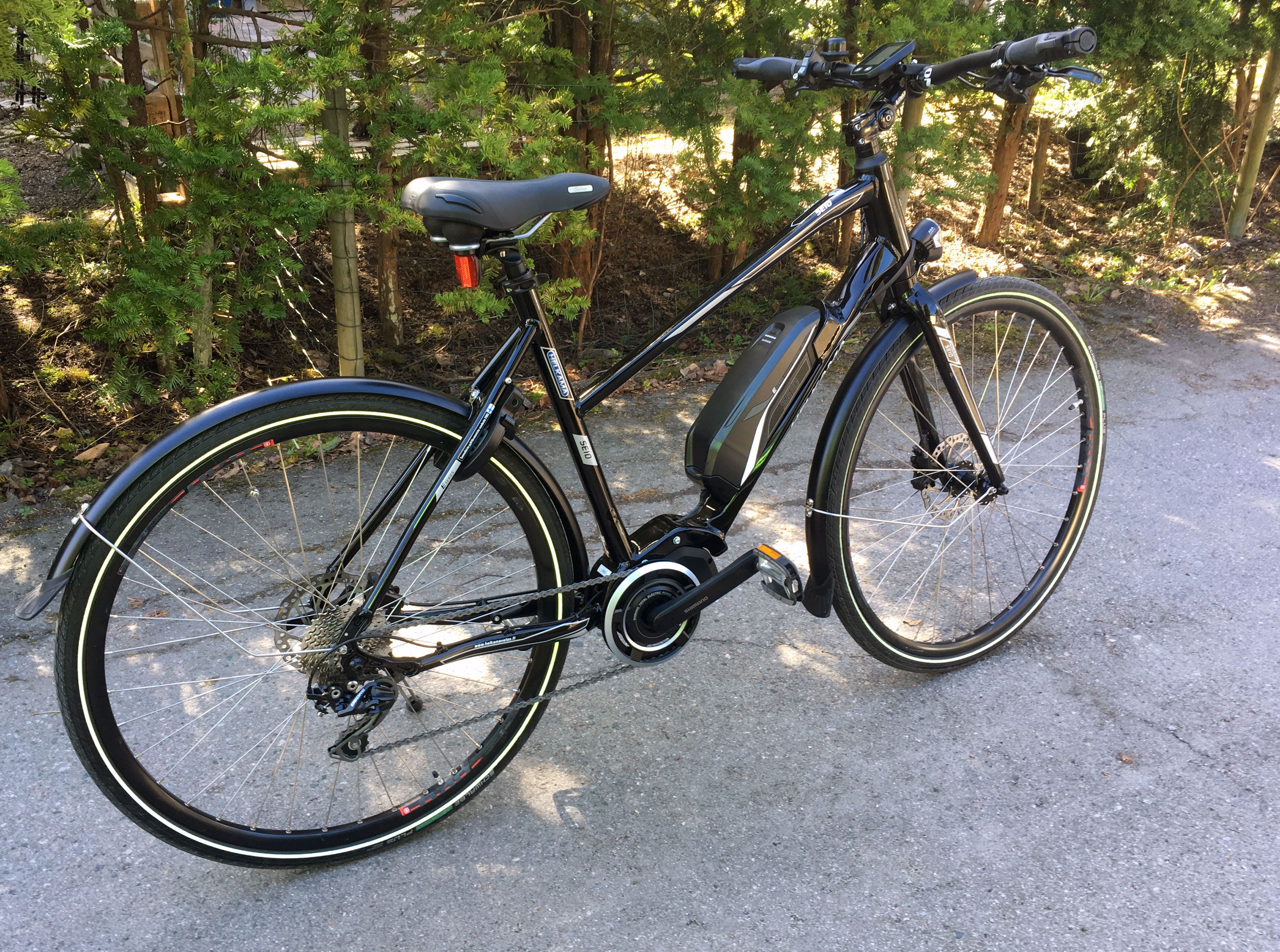 Sähkömoottori on sijoitettu pyörän keskiöön. 