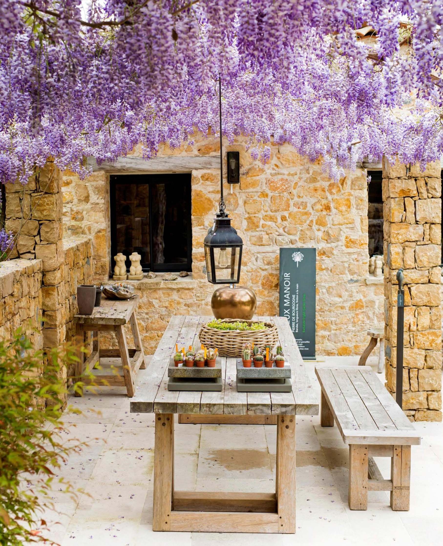 Ateriahetki keväisin kukkivien sinisateiden alla on kuin hempeimmistä päiväunista.