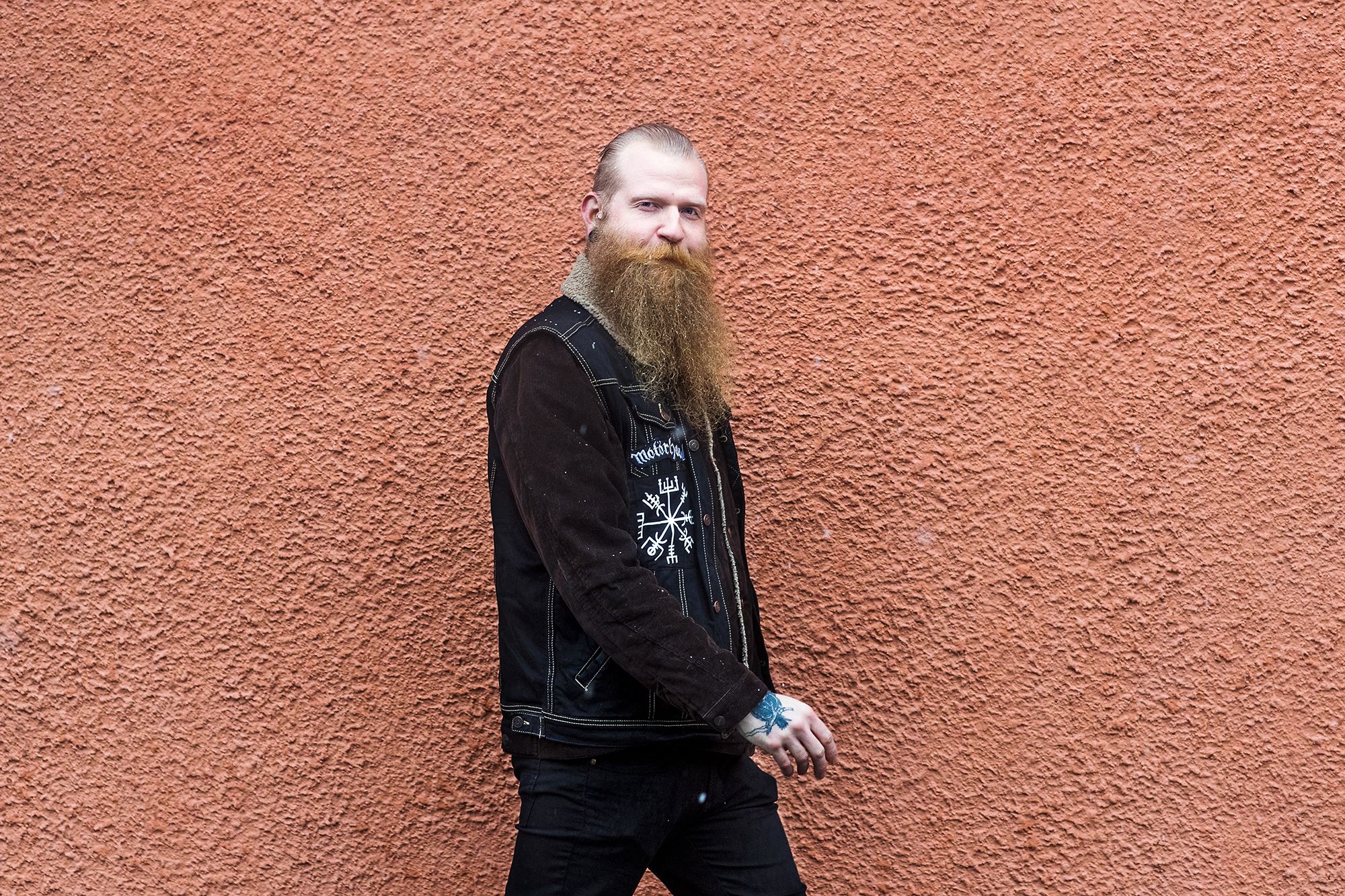 Kirjastovirkailija Marko Heikura, 38, asuu Helsingissä vaimonsa, tyttärensä ja kahden kissan kanssa.&nbsp;Marko harrastaa musiikkia, Skandinavian luonnonuskontoja ja psykologiaa.