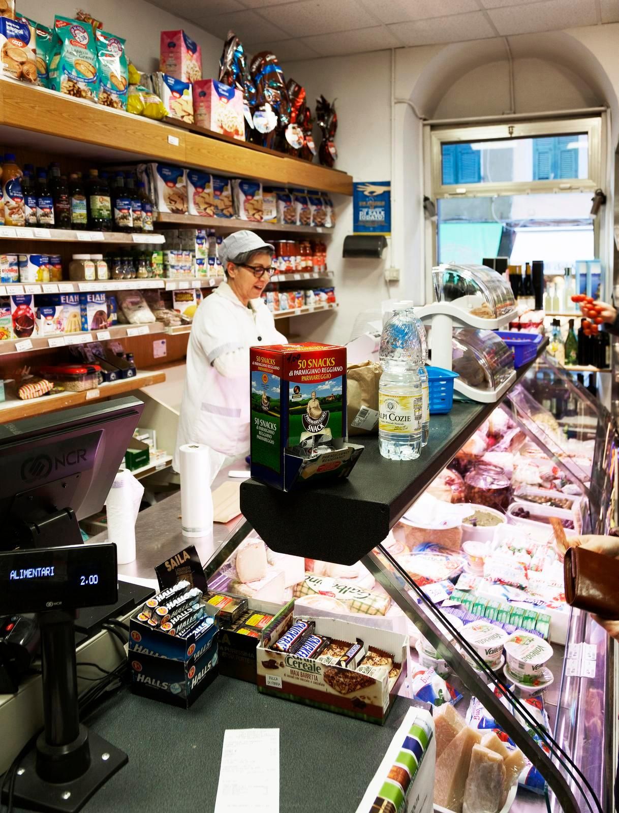 Kalastajakylät eivät ole shoppailijoita varten, mutta marketeista löytää tiliaisiksi esimerkiksi juustoja ja oliiveja.