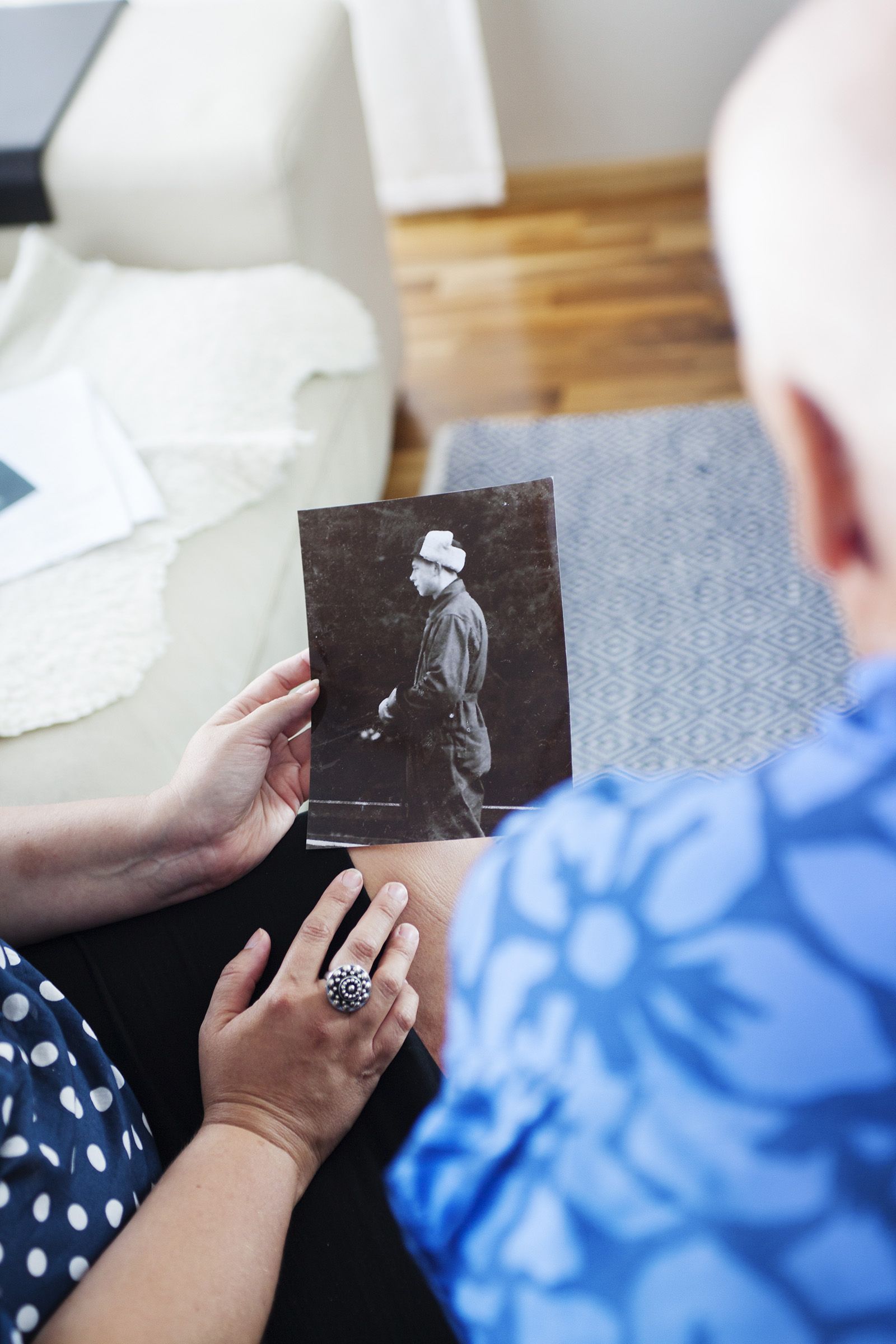 Toistaiseksi nimetön hevosmies Lempin valokuva-albumissa on mitä todennäköisimmin Raimon biologinen isä.