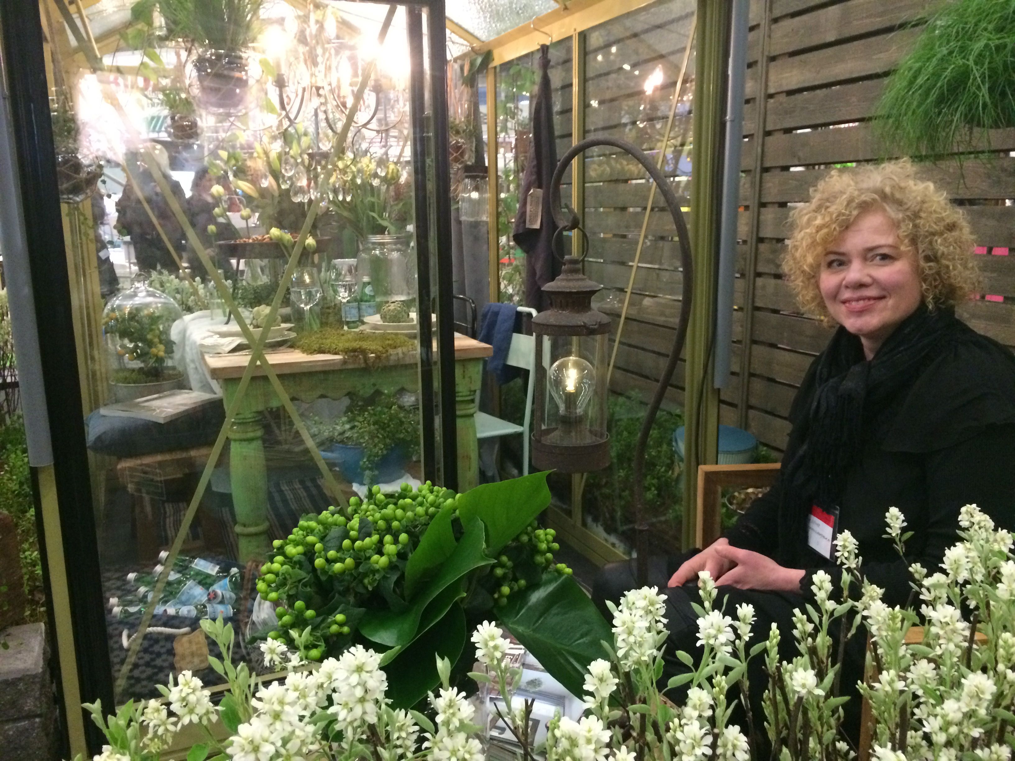 Frida Steiner sisusti Helsingin Kevätmessuille kotiparvekkeensa tunnelmaa henkivän kokonaisuuden. 