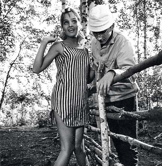 Kristiina Halkola ja Pekka Autiovuori elokuvassa Käpy selän alla.