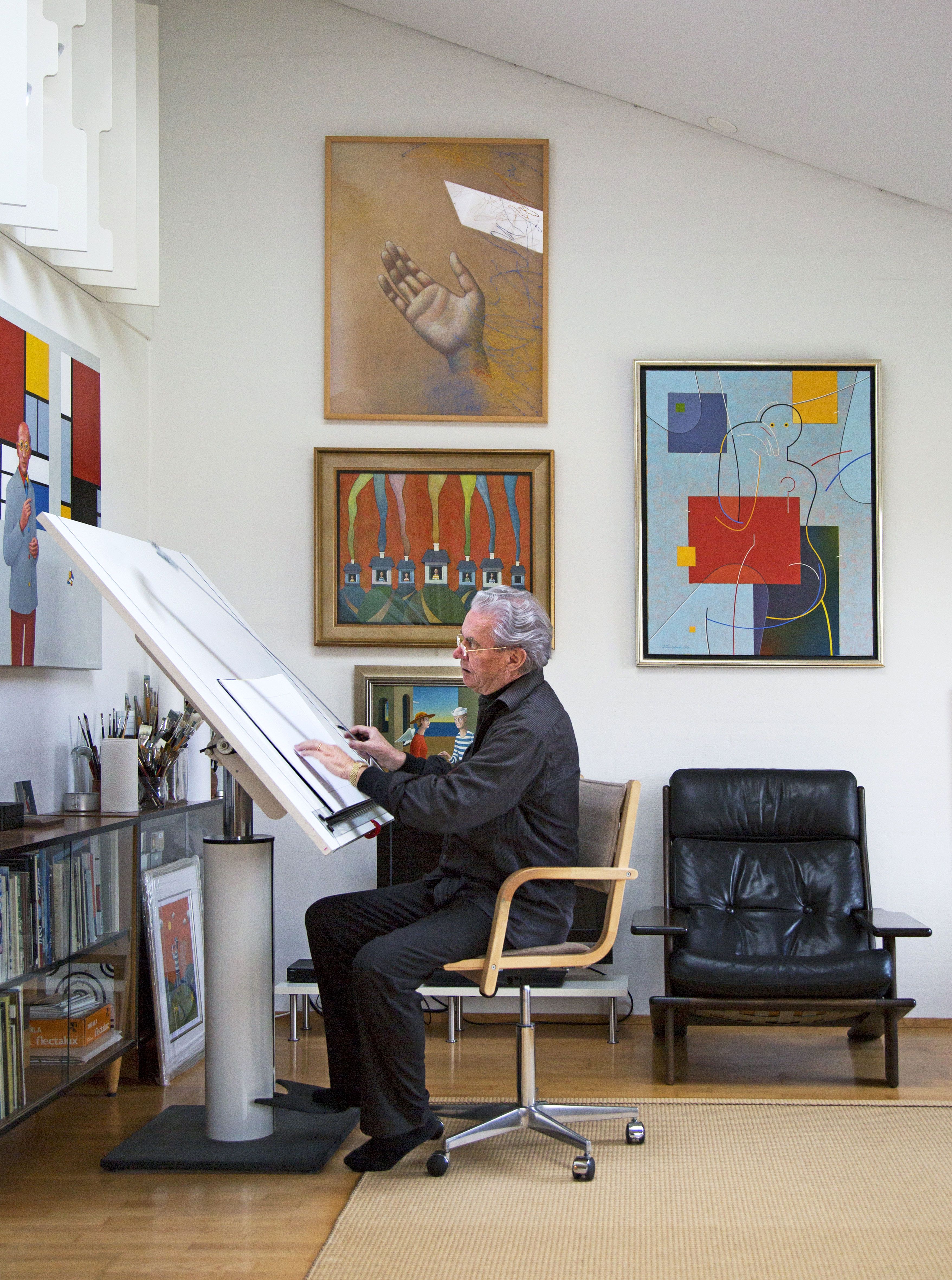 Töitä Konola tekee kurinalaisesti joka päivä. Seinällä on omaa tuotantoa.