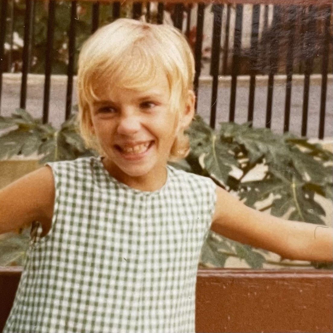 Johanna Falck&nbsp;on 58-vuotias sisältöstrategi Helsingistä. Kuvassa hän on&nbsp;Highgate Hill Army School&nbsp;-koulun puvussa.