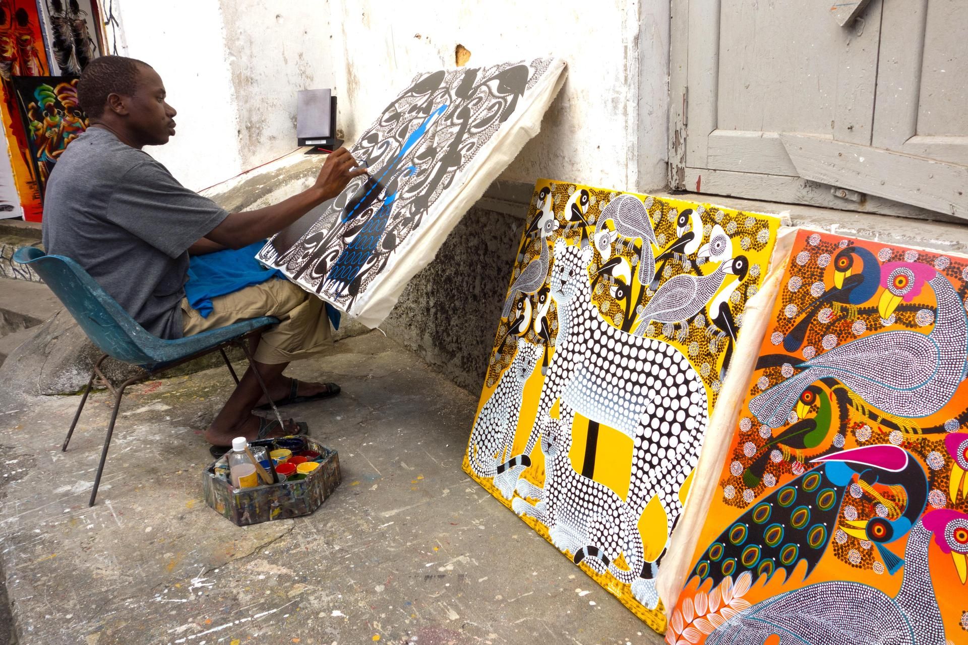 Tingatinga-maalarin ateljee on kadulla.