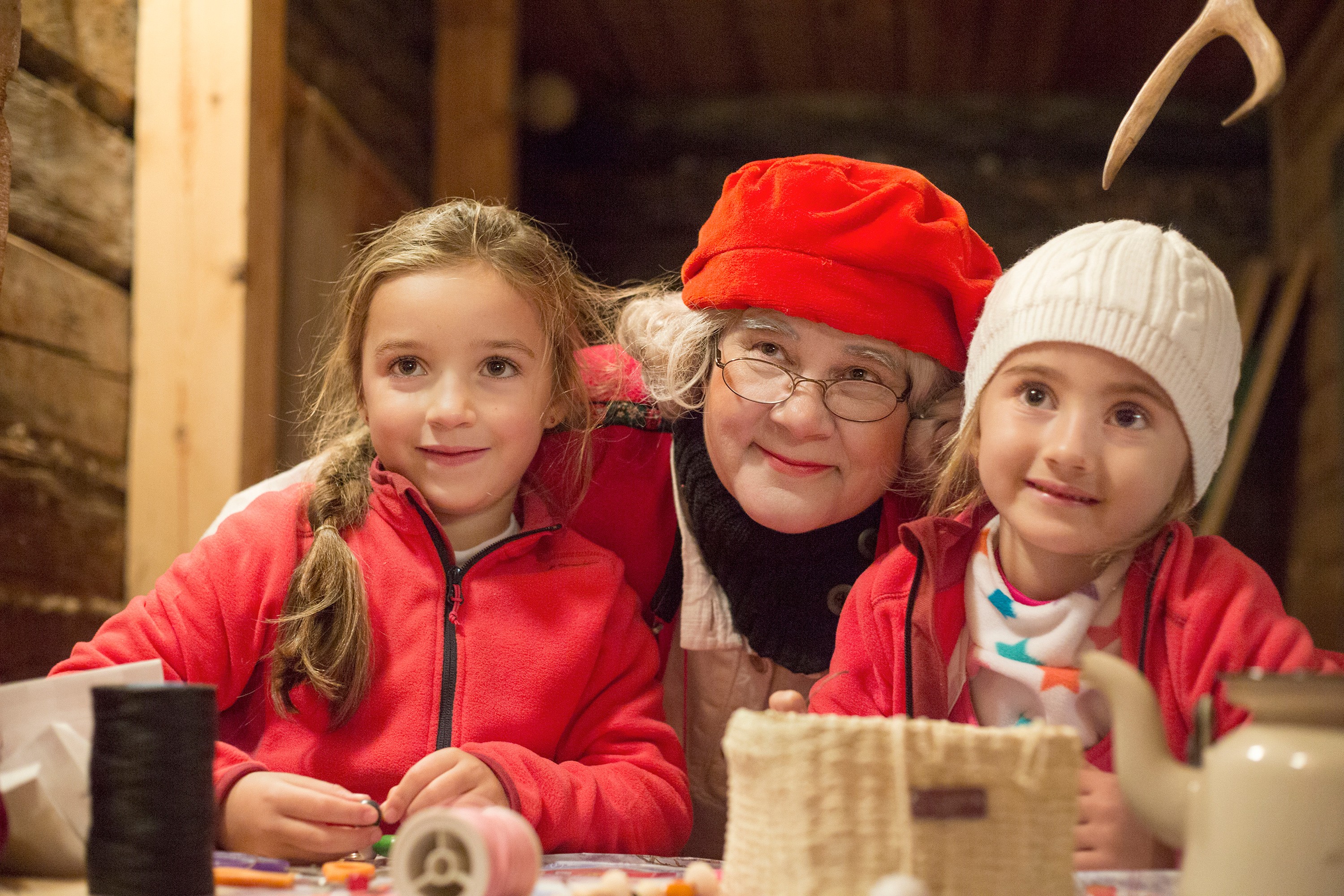 Alisha, 6, ja Lucia, 4, Cottey tiesivät Suomesta vain lumen, poron ja joulupukin. Nyt tuli muorikin tutuksi. 