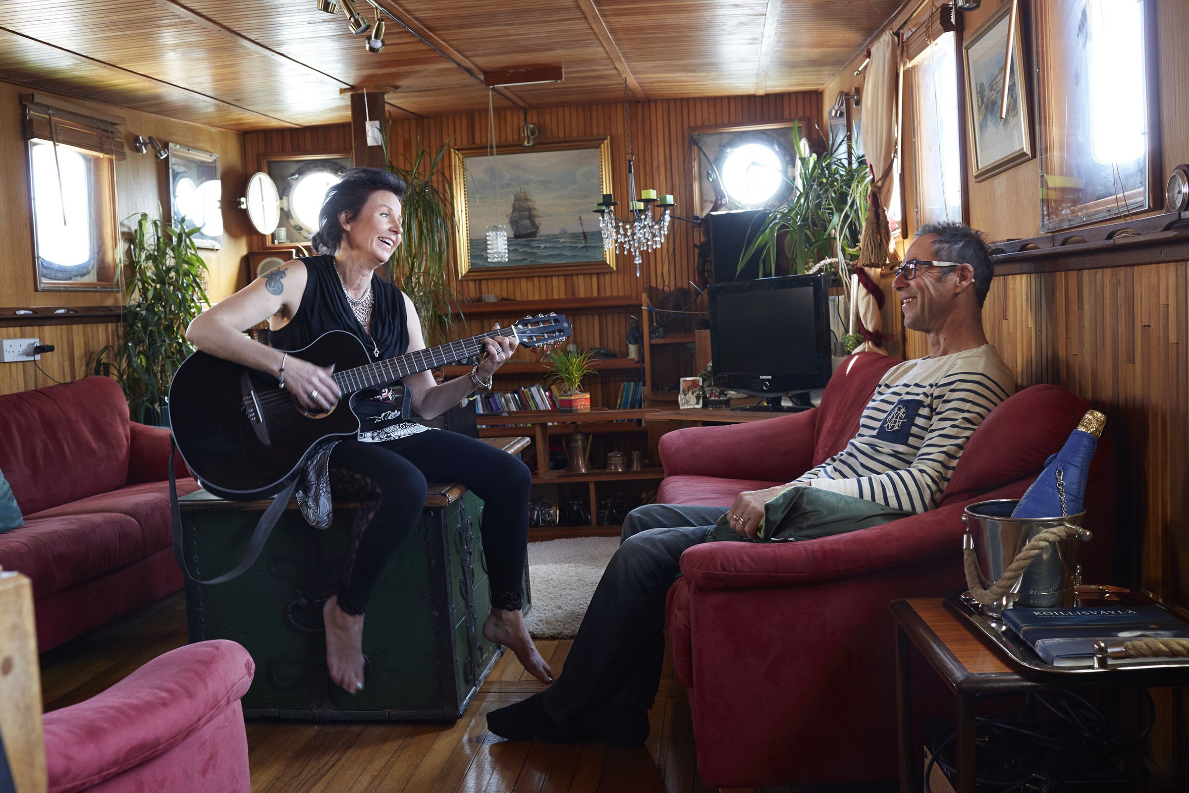 Salongin keskellä komeilee Christianin perintökirstu vuodelta 1857. Sohvat on teetetty mittojen mukaan.