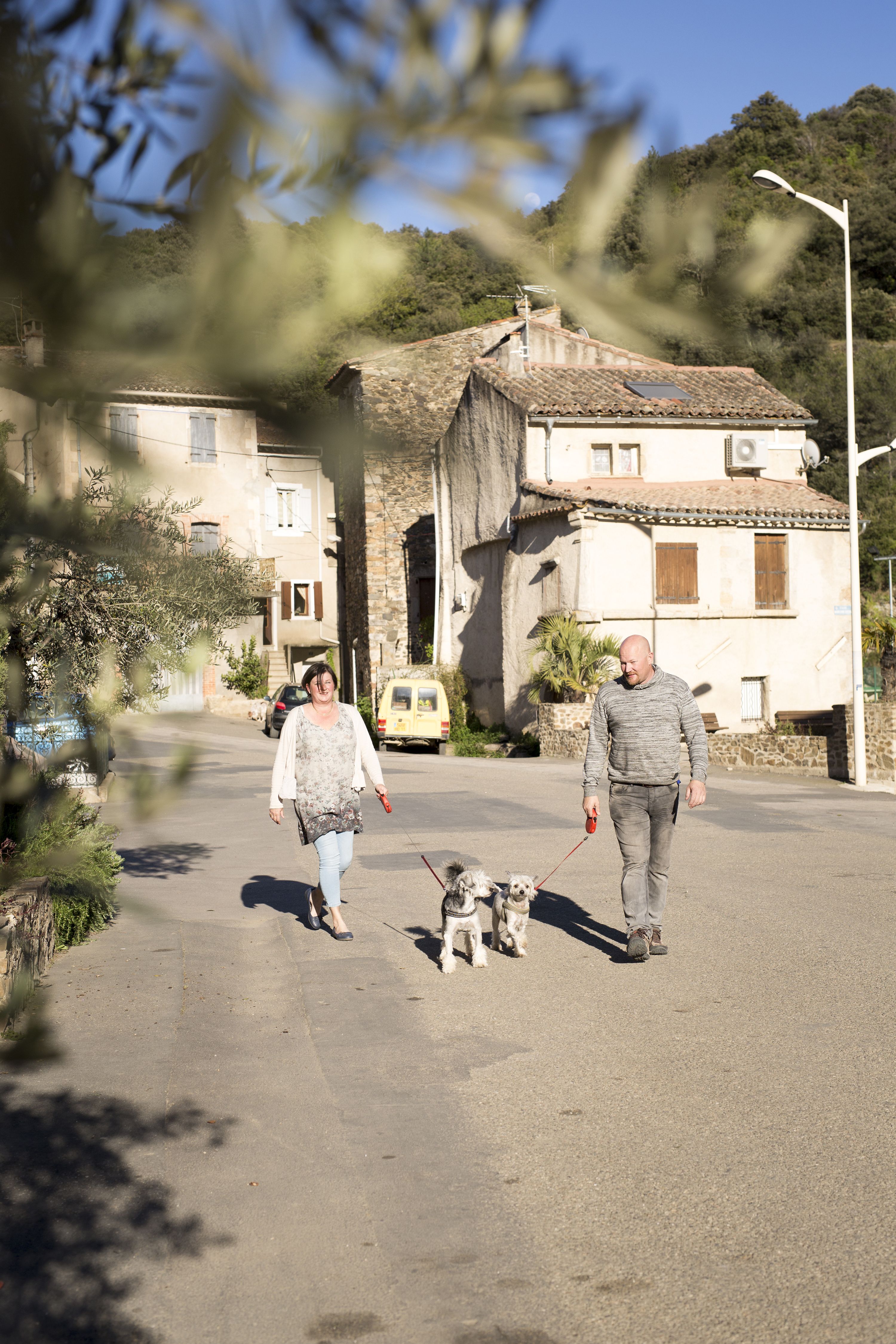 Karlssonit ulkoiluttavat koiriaan Saint-Nazaire-de-Ladarezin raitilla.