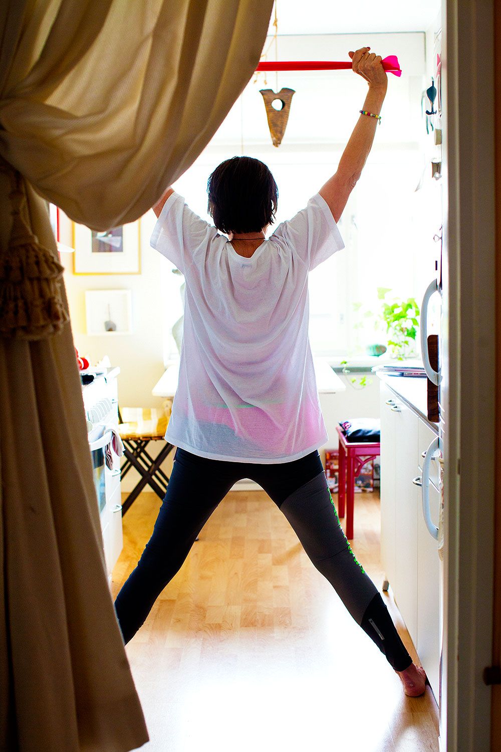 Unohdan monesti oman ikäni. Kuljen usein päähänpistojen perässä. Nyt haluaisin mennä discoon tanssimaan.